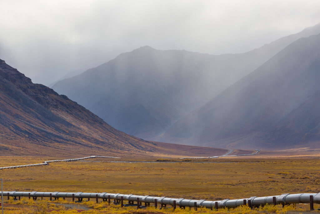 USA, Alaska, Dalton Highway pipeline in valley